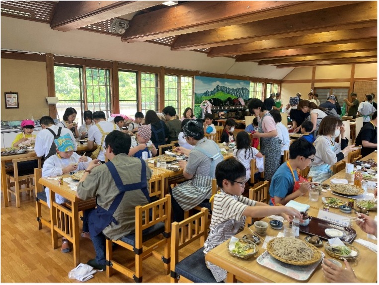 おそばを食べている様子1