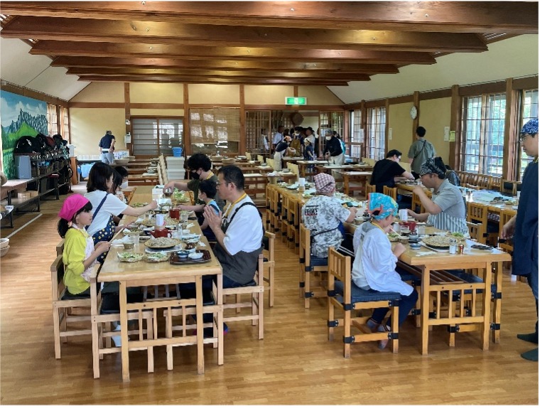 おそばを食べている様子2